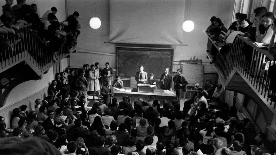 Des étudiants en grève se réunissent à l'Institut de géographie à Paris, en mai 1968.