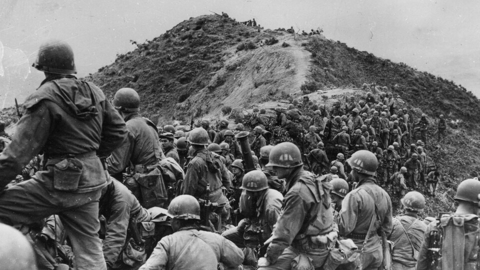 En mai 1951, des dizaines de soldats américains se tiennent sur une crête quelque part en Corée.