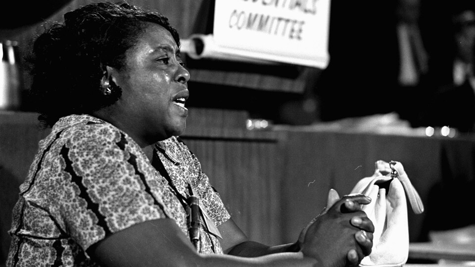 Fannie Lou Hamer, de profil, s'adresse aux délégués du Parti démocrate.