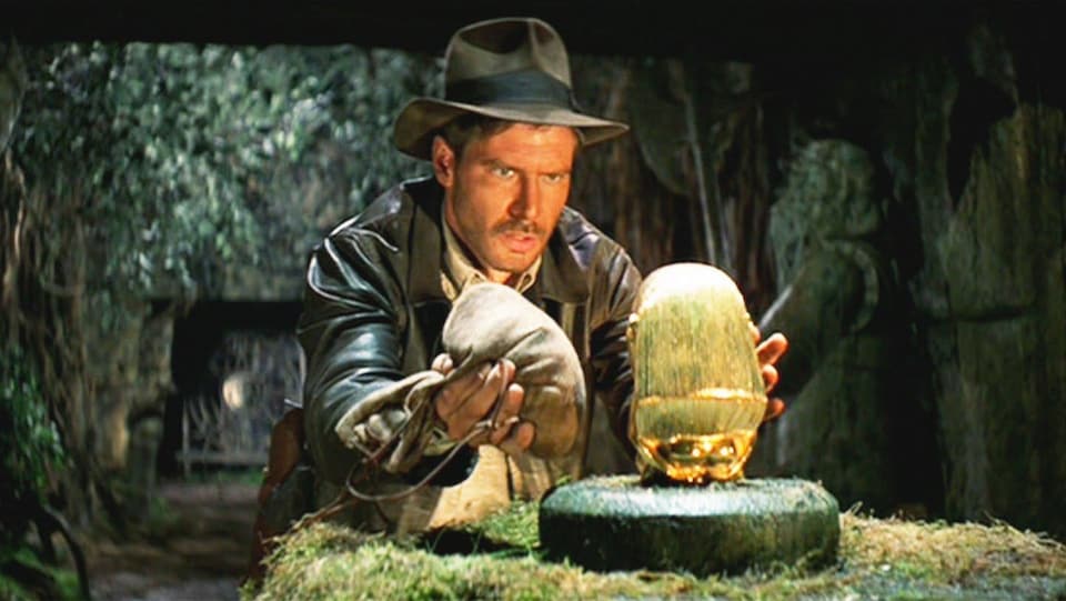 Indiana Jones s'empare d’un objet d’art dans une scène du film Les aventuriers de l’arche perdue (1981).
