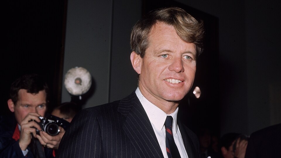 Le sénateur Robert F. Kennedy, lors d'une conférence de presse à Londres, à la fin des années 1960