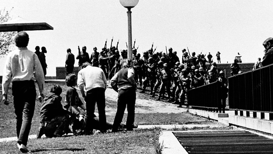 Attroupement autour d'un blessé, non loin d'un détachement de la Garde nationale à l'Université de Kent, le 4 mai 1970.