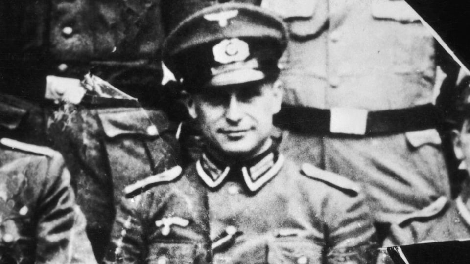 Klaus Barbie pose devant la caméra vêtu d'un uniforme SS, vers 1944.