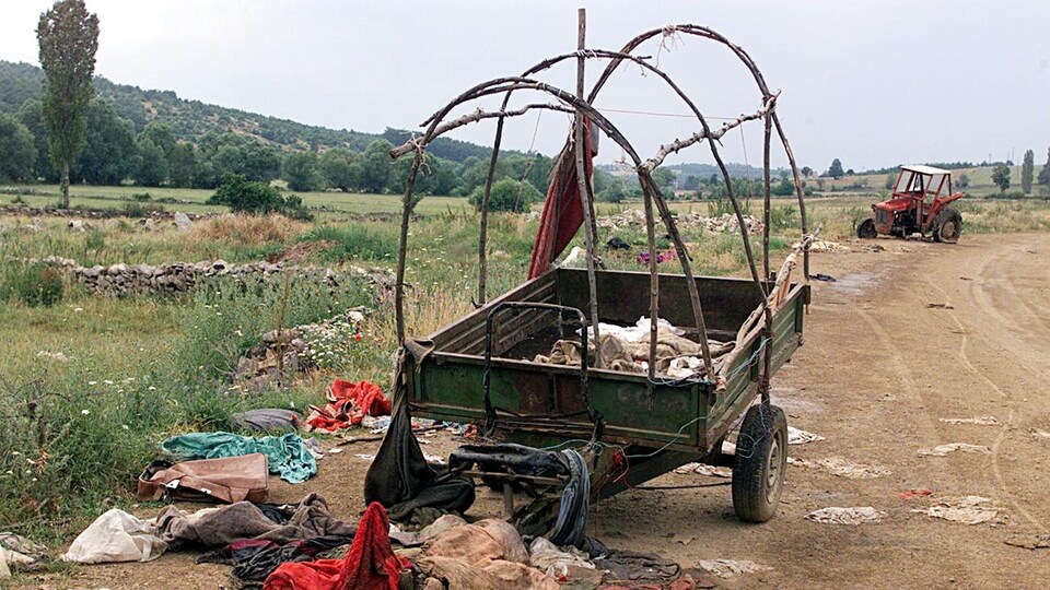 Bord d'une route de campagne du Kosovo au lendemain du cessez-le-feu qui mettait fin à deux ans de guerre ouvertge, en juin 1999.