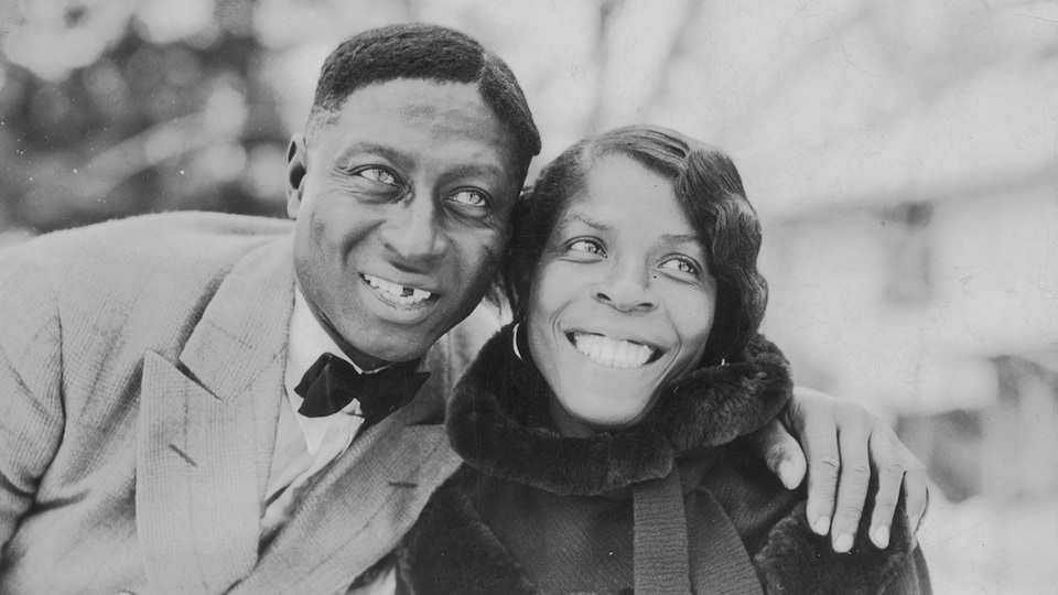 Le chanteur Lead Belly et sa femme, Martha, souriants.