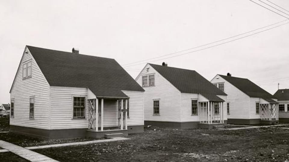 Trois maisons de vétérans se trouvent dans un quartier.