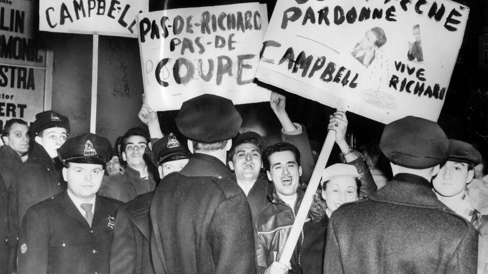 Des partisans du Canadien de Montréal manifestent contre la suspension de Maurice Richard, le 17 mars 1955.