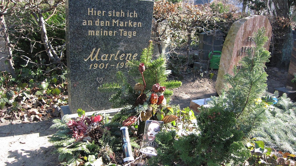 Dans un cimetière se trouve une tombe avec une pierre écrite en allemand et Marlene 1901-199.