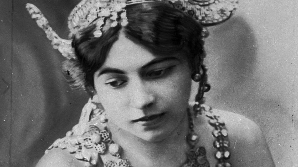 Dans ce portrait non daté, l'espionne Mata Hari, recouverte de bijoux, a un regard songeur.