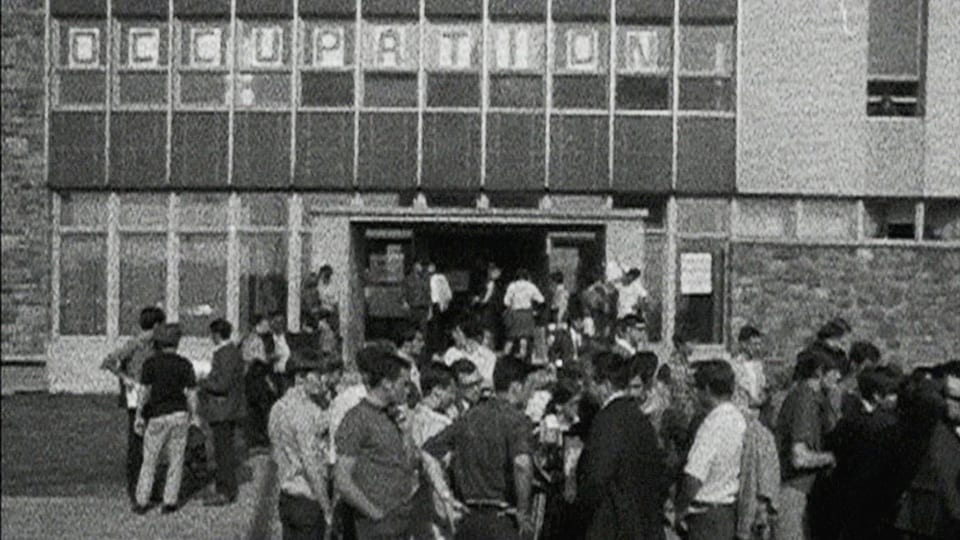 Des jeunes manifestent devant le Collège de Maisonneuve durant la grève étudiante de 1968.