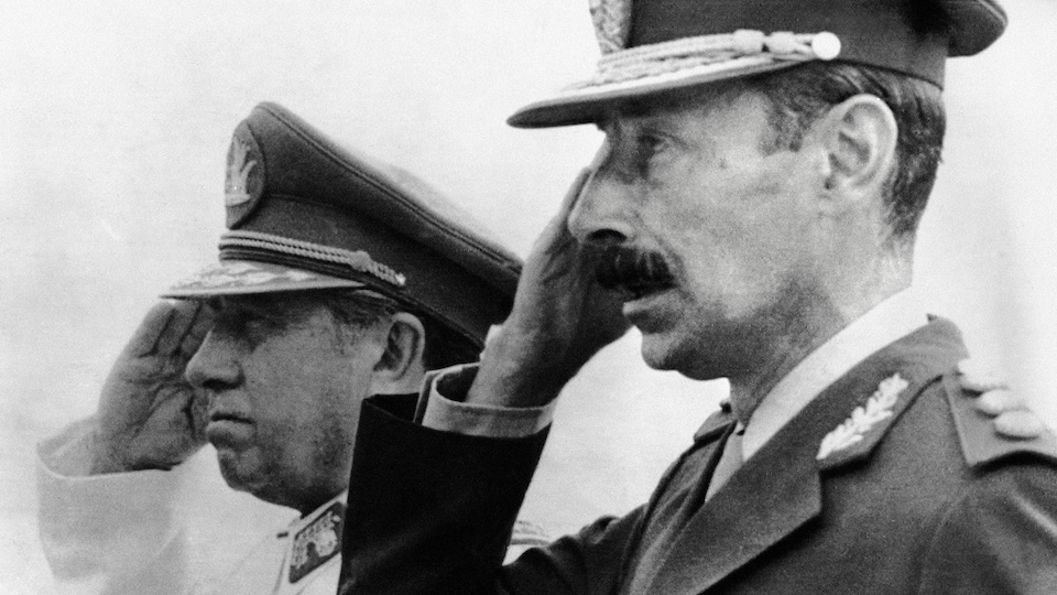 Le général Augusto Pinochet et le général Jorge Videla font le salut militaire.