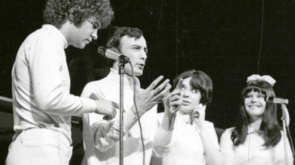 Robert Charlebois, Yvon Deschamps, Louise Forestier et Mouffe sur scène au Quat'Sous pour l'Osstidcho, en 1968.