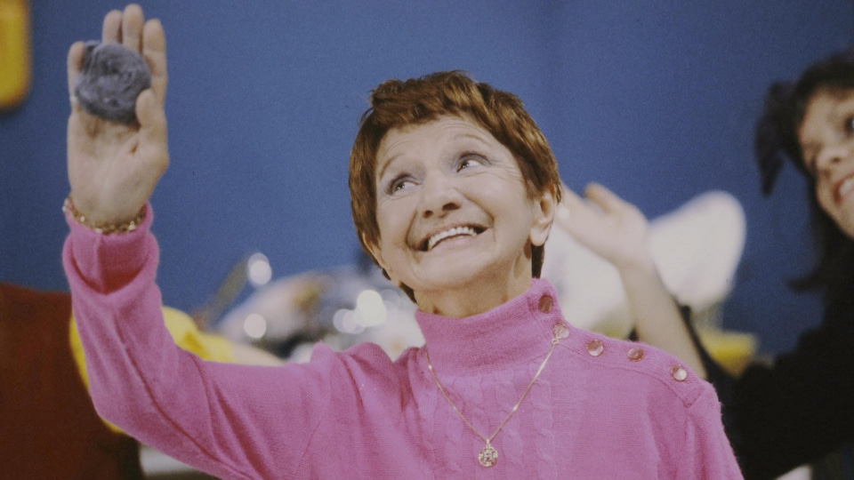 Rose Ouellet fait un salut dans Bye bye 82.