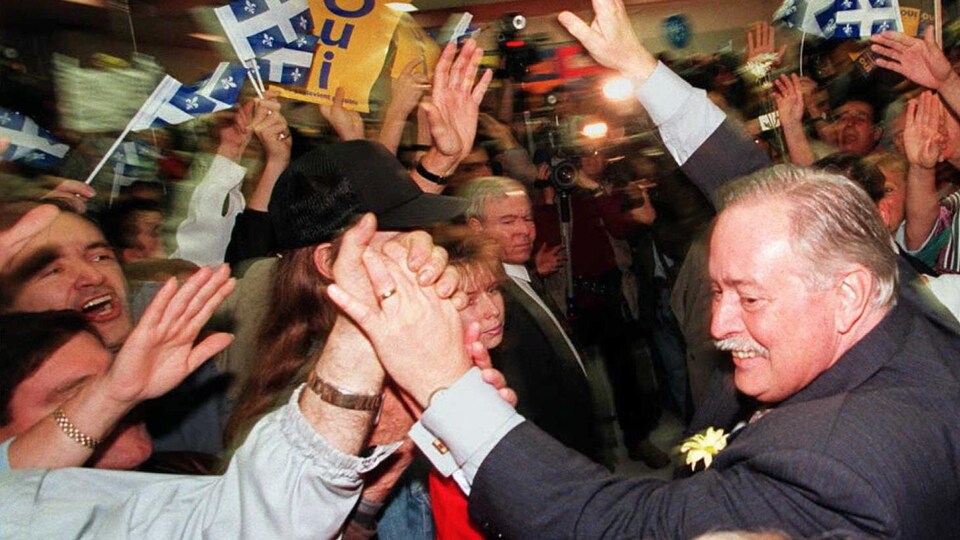 Jacques Parizeau entouré de militants.
