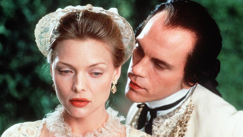 John Malkovich susurre à l'oreille de Michelle Pfeiffer dans Le film Les liaisons dangereuses (1988), de Stephen Frears.