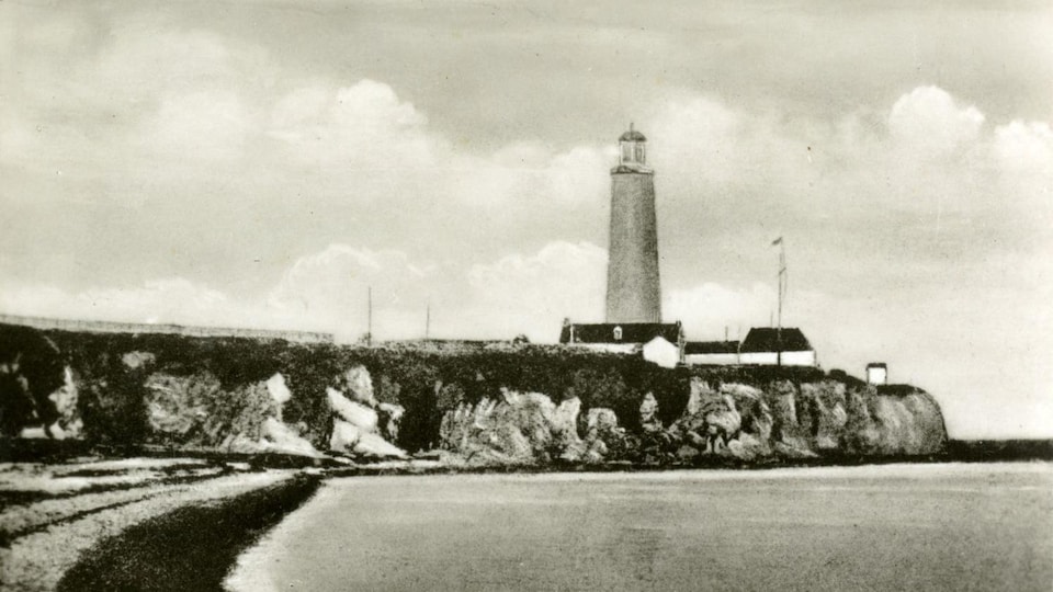 Le phare de Gaspé se trouve sur la côte.