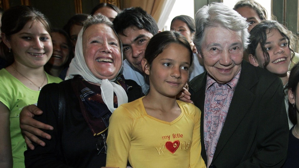 Yvonne Pierron con estudiantes argentinos.