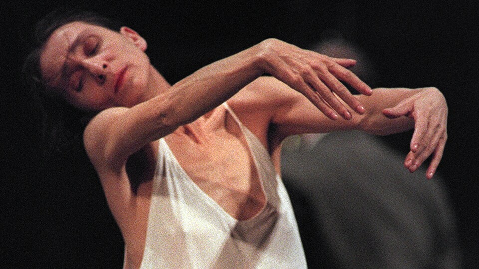 La chorégraphe et danseuse Pina Bausch en mouvement.