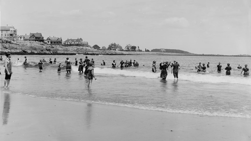 Des vacanciers se baignent sur la plage de York, dans le Maine, aux États-Unis.