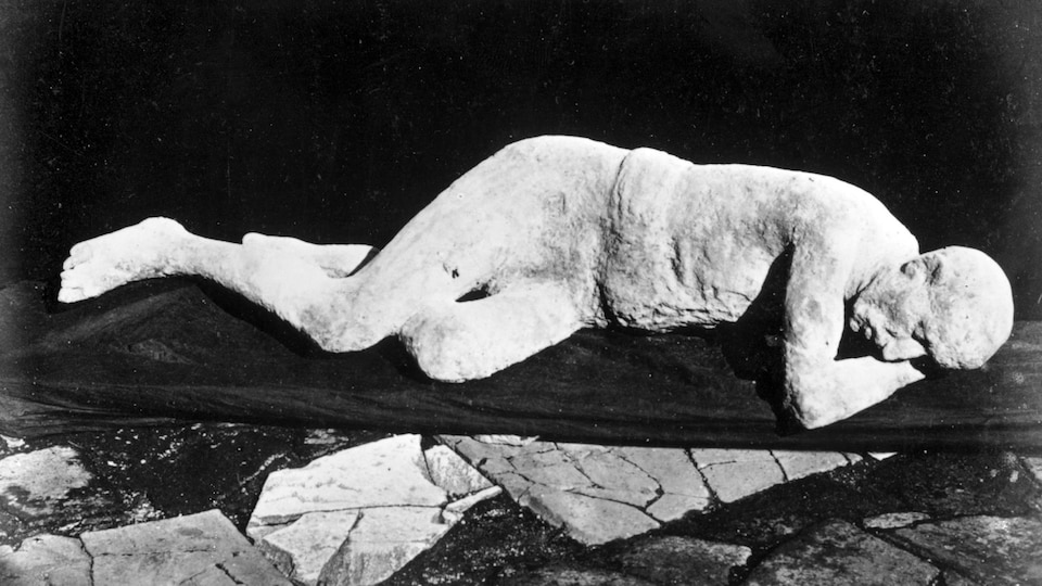 Le corps recroquevillé sur un lit d'une des victimes de l'éruption du Vésuve à Pompéi.