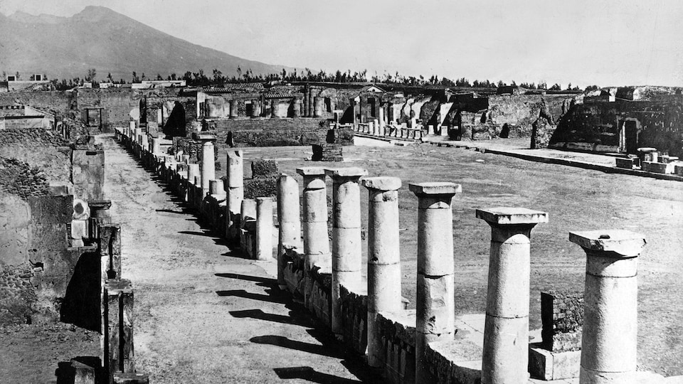 Des colonnes entourent le forum de l’ancienne ville romaine Pompéi.