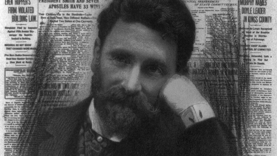 Montage sur lithographie d'un portrait du magnat de la presse Joseph Pulitzer et de la une d'un numéro du New York World.