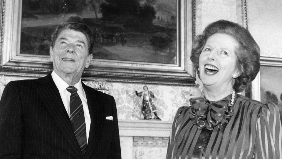 Ronald Reagan et Margaret Thatcher échangeant des blagues lors d'une visite du président américain à Londres en 1984.