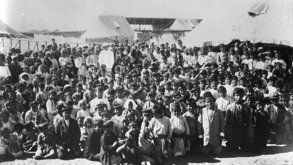 Des enfants de réfugiés arméniens dans un camp en 1915.