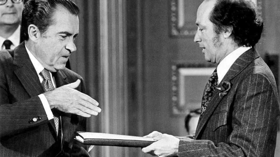 En 1972, le premier ministre du Canada Pierre Elliott Trudeau tend un document au président américain Richard Nixon.