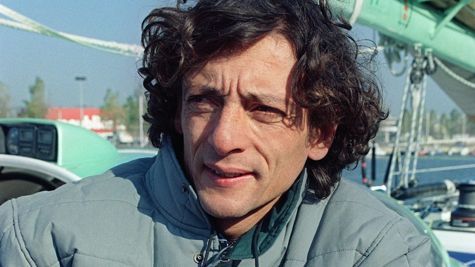 Le navigateur Gerry Roufs sur son voilier en 1993.