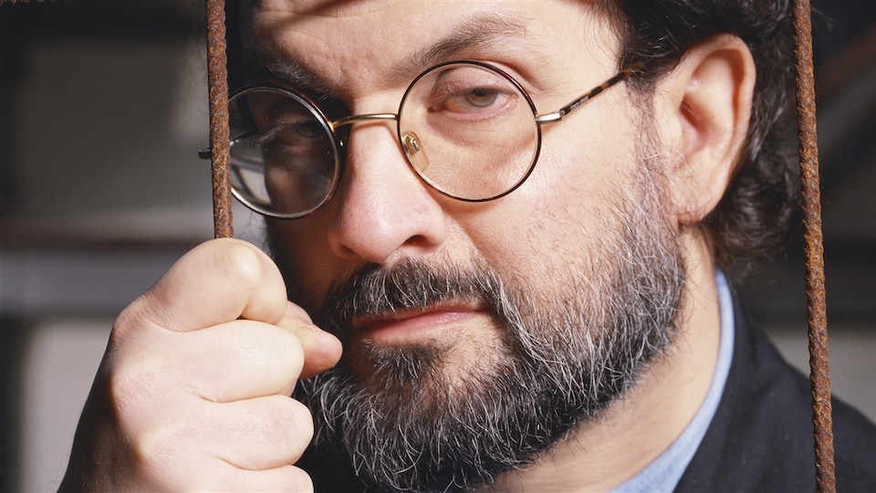 L'auteur Salman Rushdie, à Londres en 1993