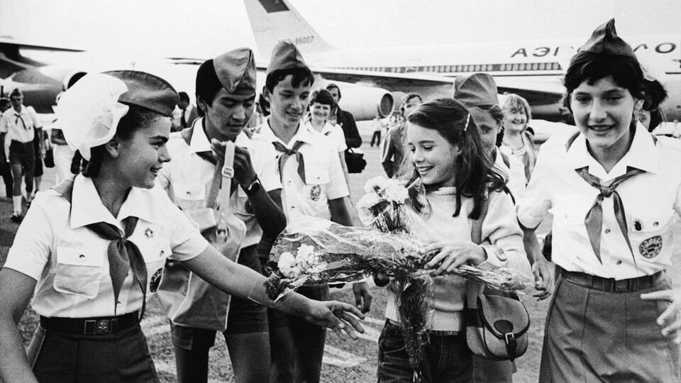 Samantha Smith est reçue par des jeunes Soviétiques à son arrivée en Crimée, en juillet 1983.