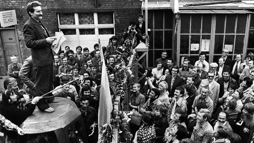 Le syndicaliste et futur président polonais Lech Walesa parle aux grévistes des chantiers navals de Gdansk, en août 1980.