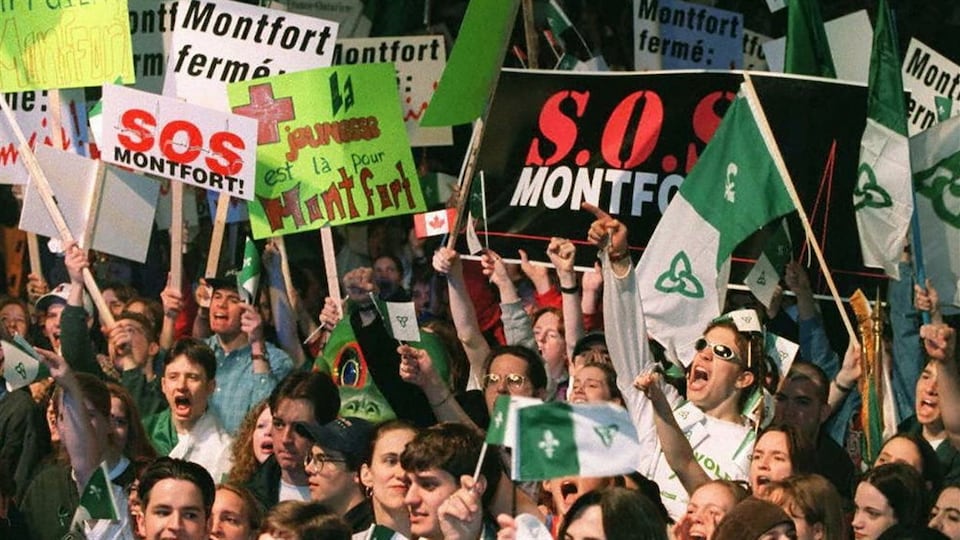 Le 22 mars 1997, des milliers de Franco-Ontariens se sont rassemblés à Ottawa pour protester contre l'annonce de la fermeture de l'Hôpital Montfort.
