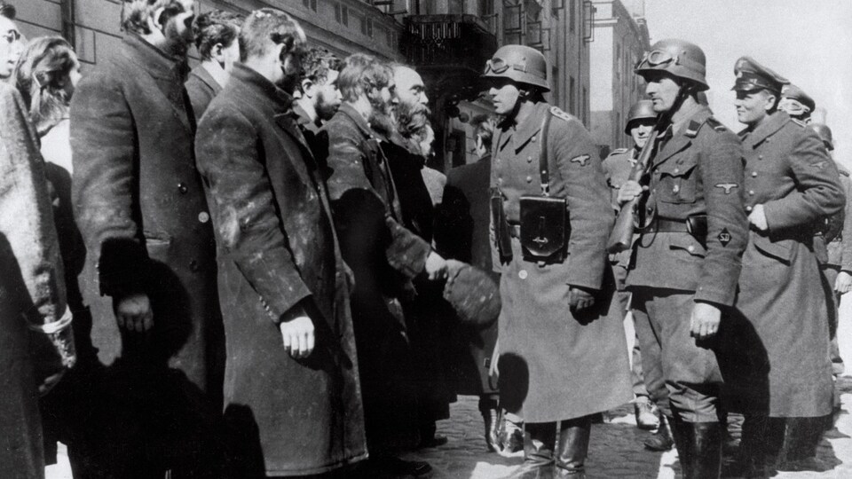 Des SS interrogeant des habitants du ghetto de Varsovie en 1943.