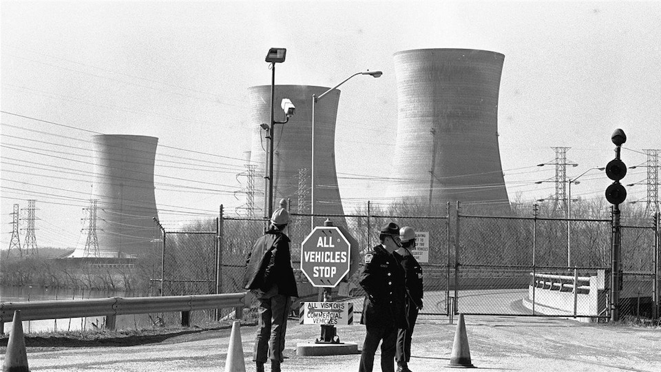 Cliché en noir et blanc de la centrale nucléaire de Three Mile Island.