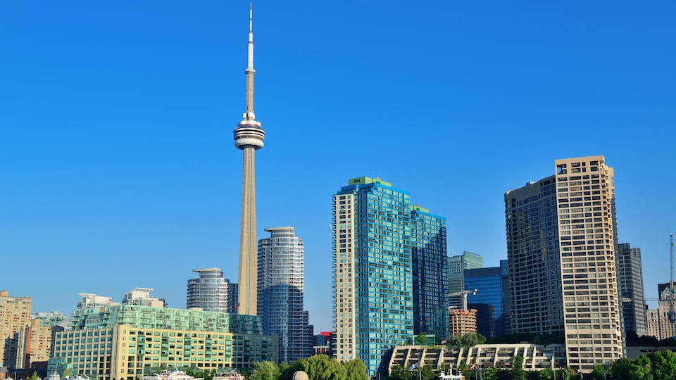 Une vue du centre-ville de Toronto, avec la tour du CN, au centre.