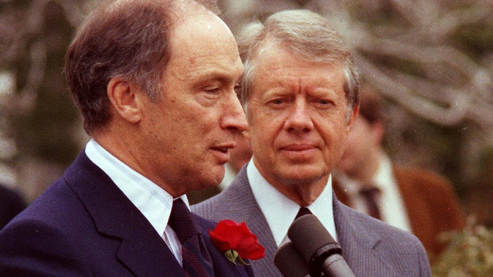 Le premier ministre canadien Pierre Elliott Trudeau et le président américain Jimmy Carter tiennent une conférence de presse sur la pelouse de la Maison-Blanche, le 3 mars 1977.