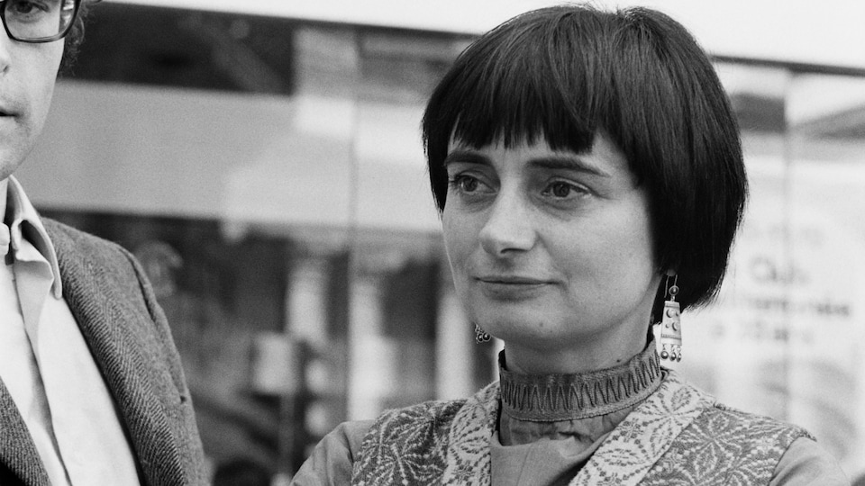 La cinéaste Agnès Varda en plan rapproché une photo en noir et blanc datant de 1970.