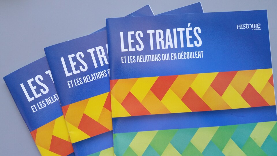Trois copies d'une publication du magazine Histoire Canada sont étalées sur un bureau.