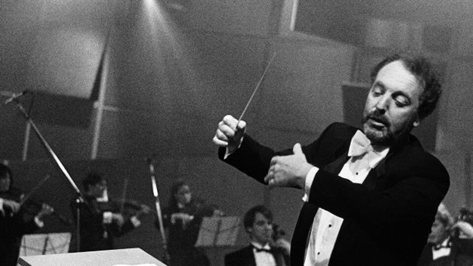 Photo en noir et blanc de Yuli Turovsky qui dirige un orchestre.