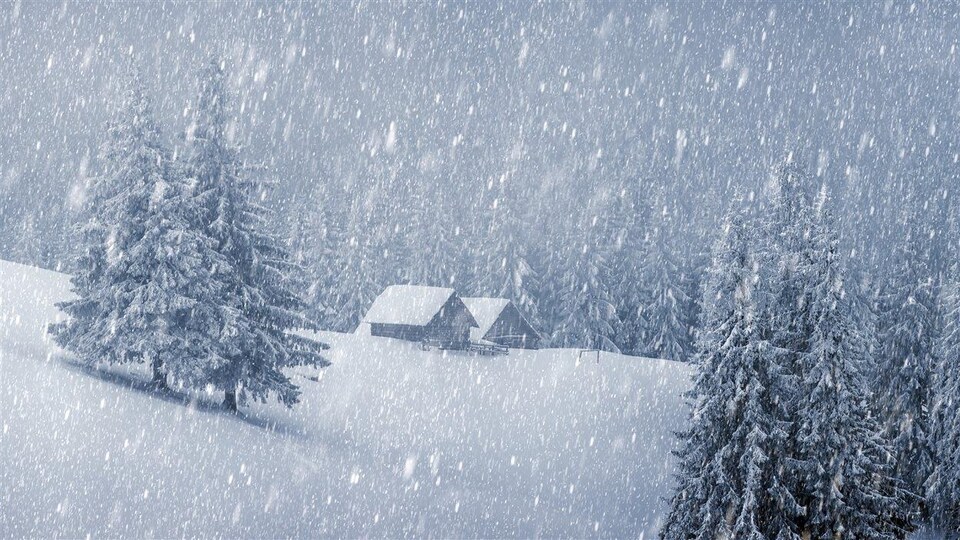 Un chalet dans la neige.