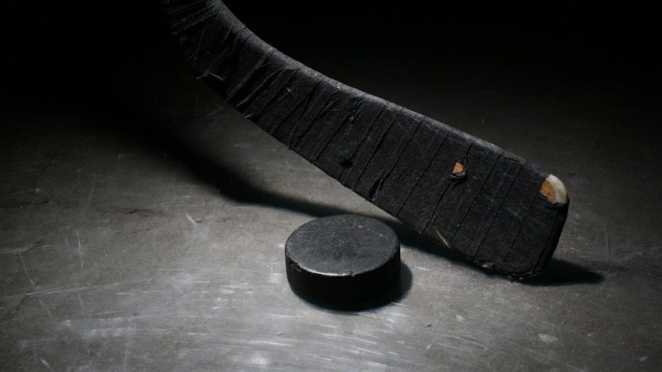 Un baton de hockey et une rondelle