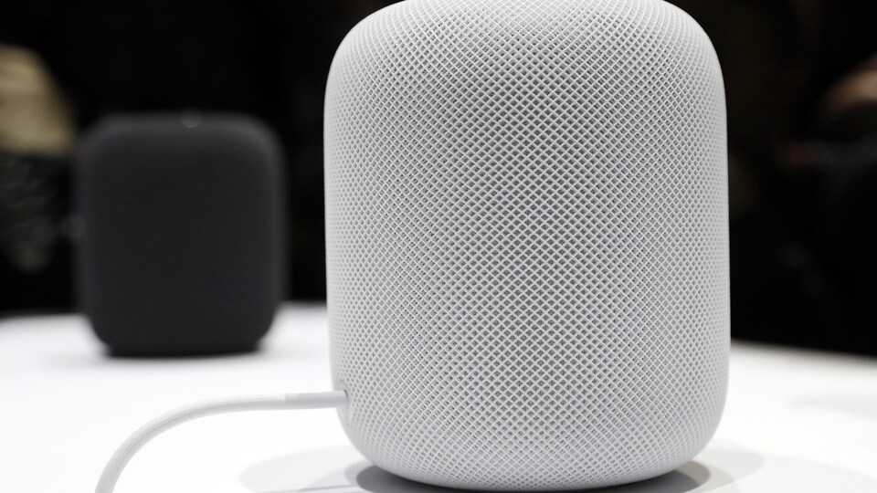 Un haut-parleur HomePod de la compagnie Apple se trouve sur une table lors du dévoilement du produit.