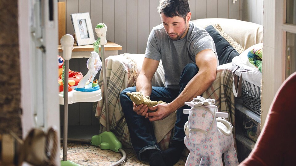 Un homme dans la chambre de son enfant.