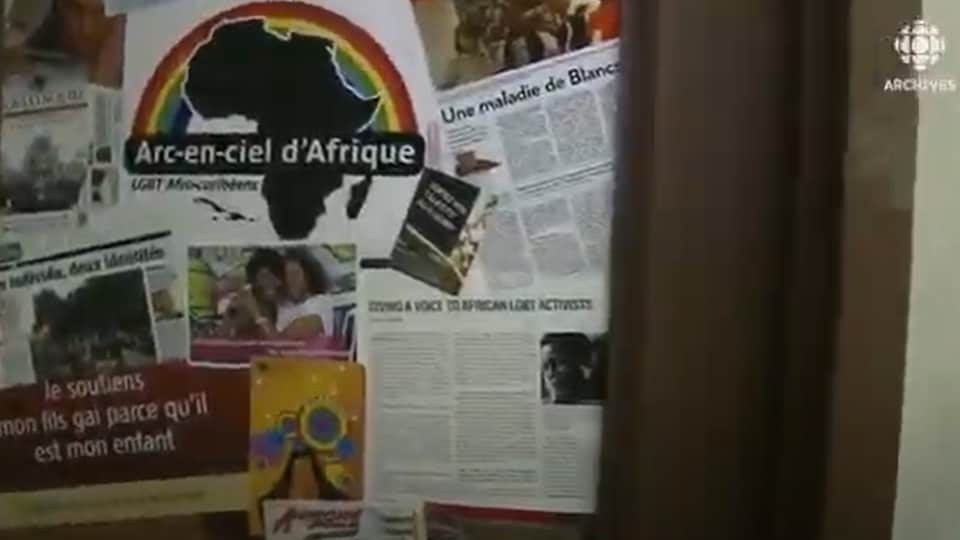 La porte d'entrée d'Arc-en-ciel d'Afrique est pleine d'affiches dont une rappelle l'importance du soutien des parents pour les enfants appartenant à la communauté LBGTQ.