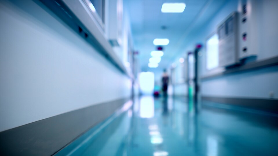 Un couloir d'hôpital.