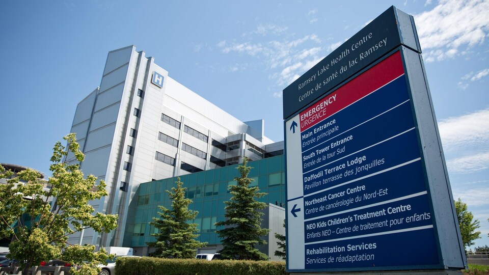 L'hôpital et l'affiche qui présente les différents services.