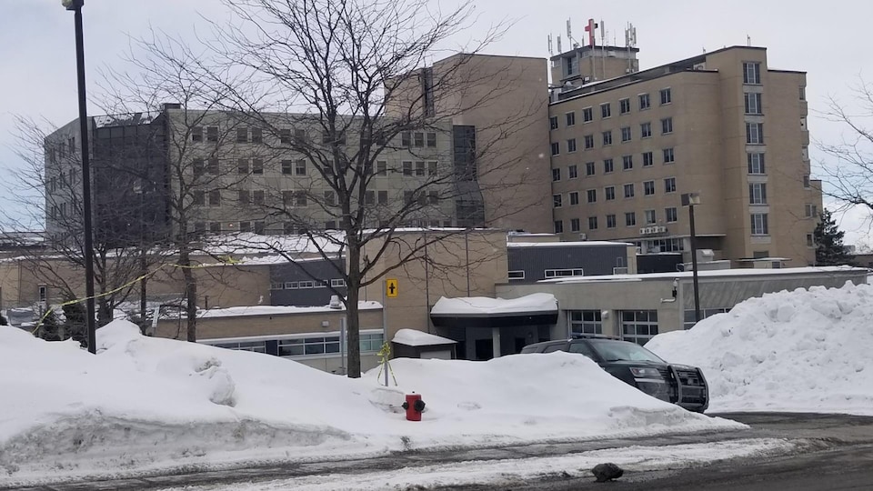 Vue extérieure de l'Hôpital régional de Saint-Jérôme en hiver. 