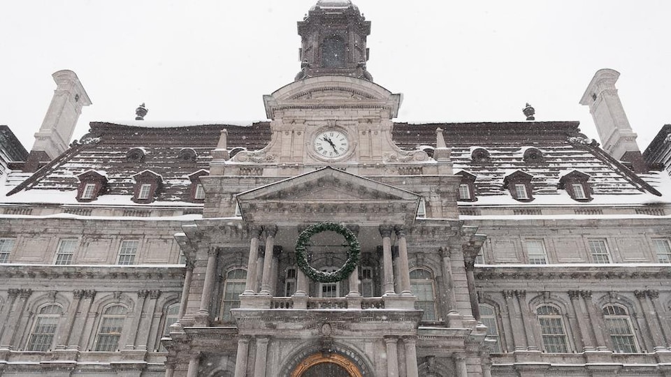 La façade de l'hôtel de ville de Montréal.